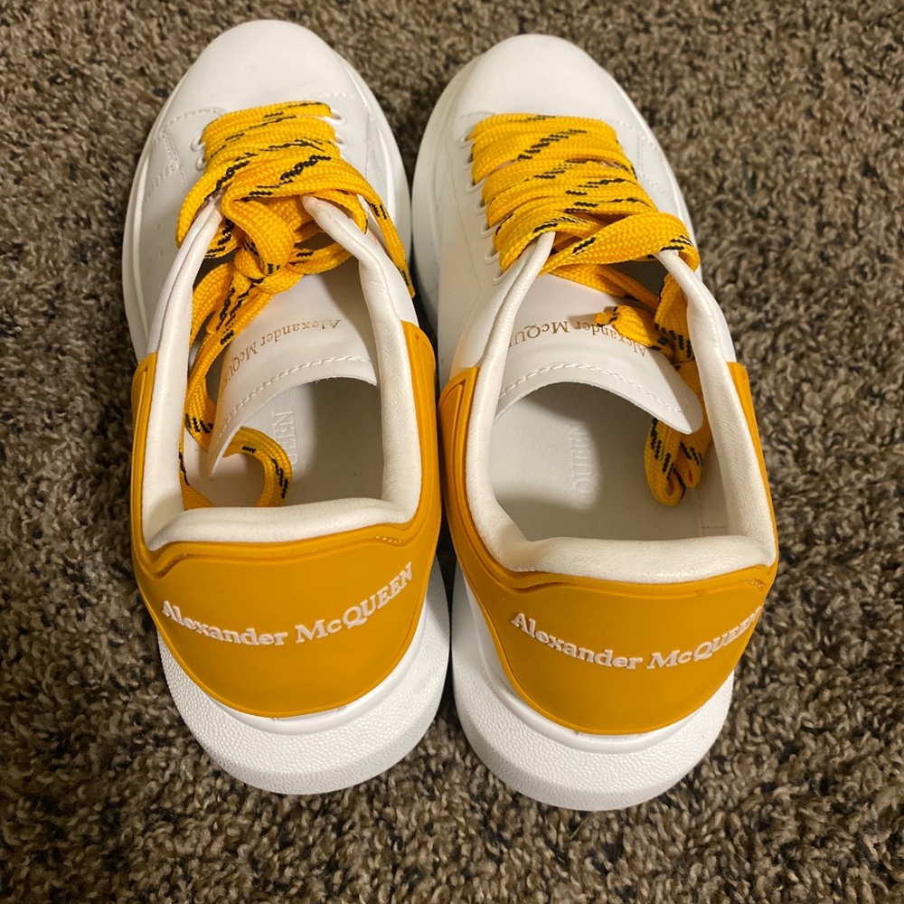 Alexander McQueen size 8 runs width so a person 7 or 9 will fit - Picture 4 of 5